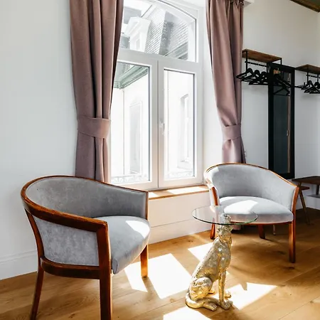 Au Chateau 103