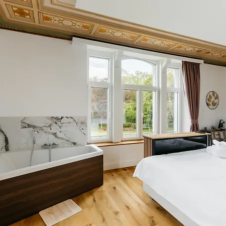 Au Chateau 103 *